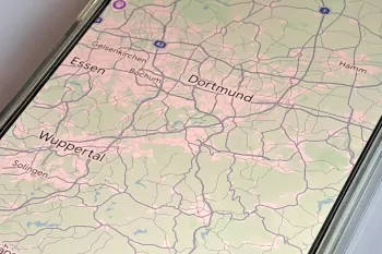 Ein Smartphone zeigt eine Landkarte